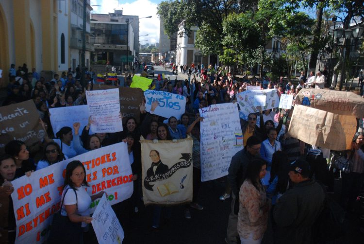 Violan 19 cláusulas de contrato <strong>colectivo del sector educación</strong>