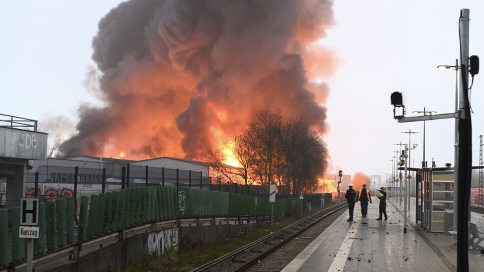 Reportan nube de humo tóxico tras un gran incendio al norte de Alemania