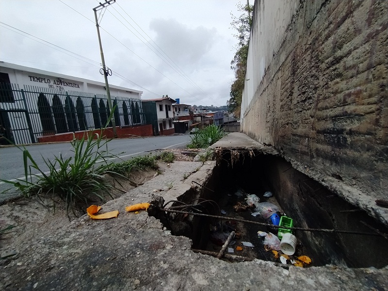 Hueco en la acera acumula basura en Barrio Ayacucho