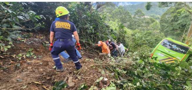 Autobús con más de 40 pasajeros cayó a un barranco en vía hacia Bogotá