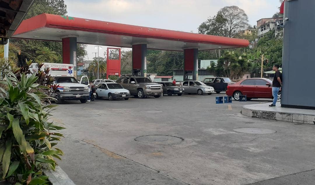 Por $5 “colean” carros en la bomba de Los Nuevos Teques