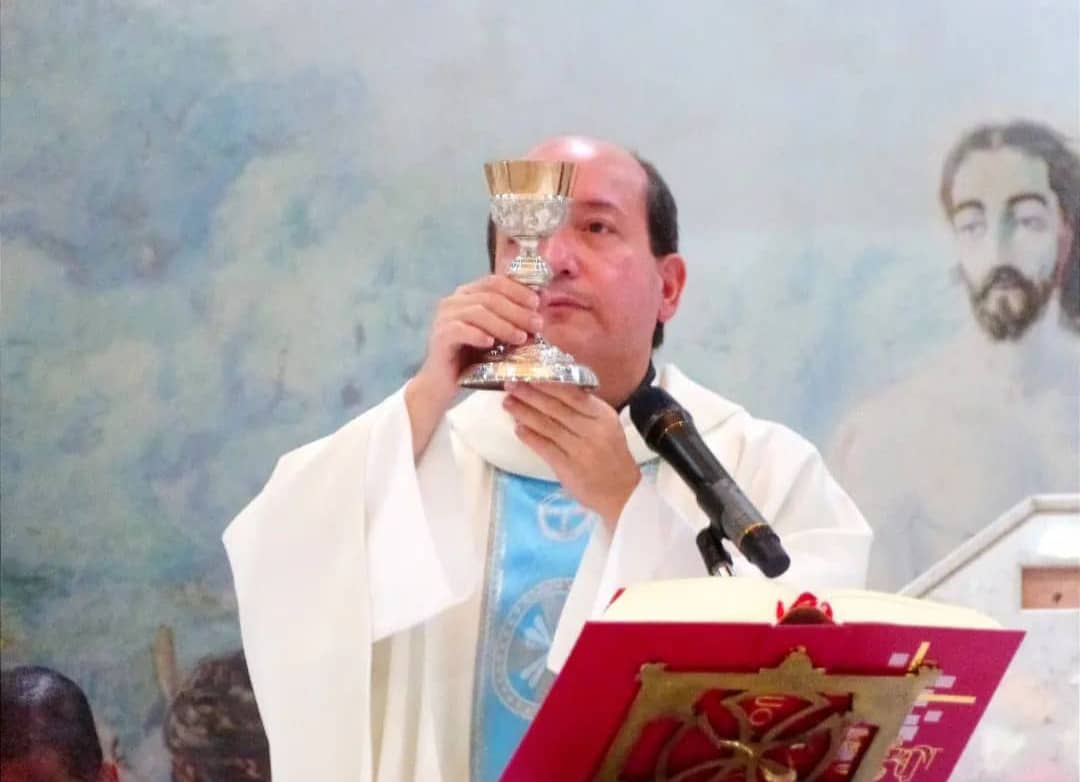 Padre José Antonio Da Conceicao celebra aniversario sacerdotal de Plata
