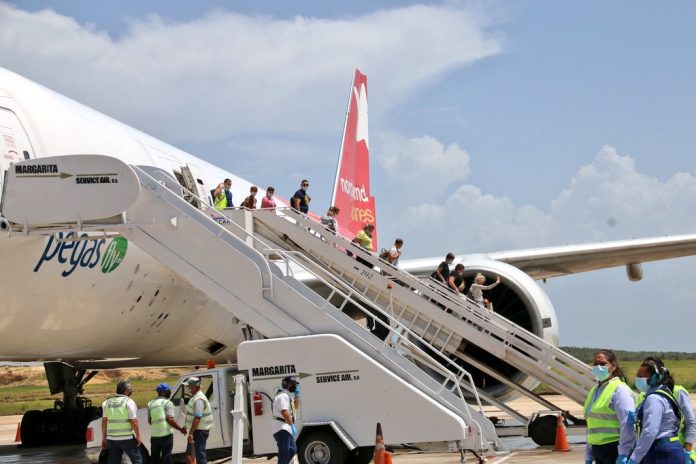 Llegan decenas de turistas cubanos a la isla de Margarita