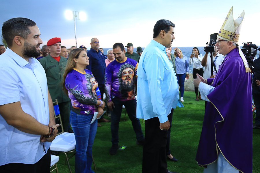 Presidente Maduro asiste a misa en La Guaira