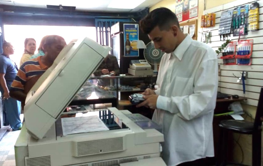 Estudiantes deben caminar para buscar ahorro en impresiones