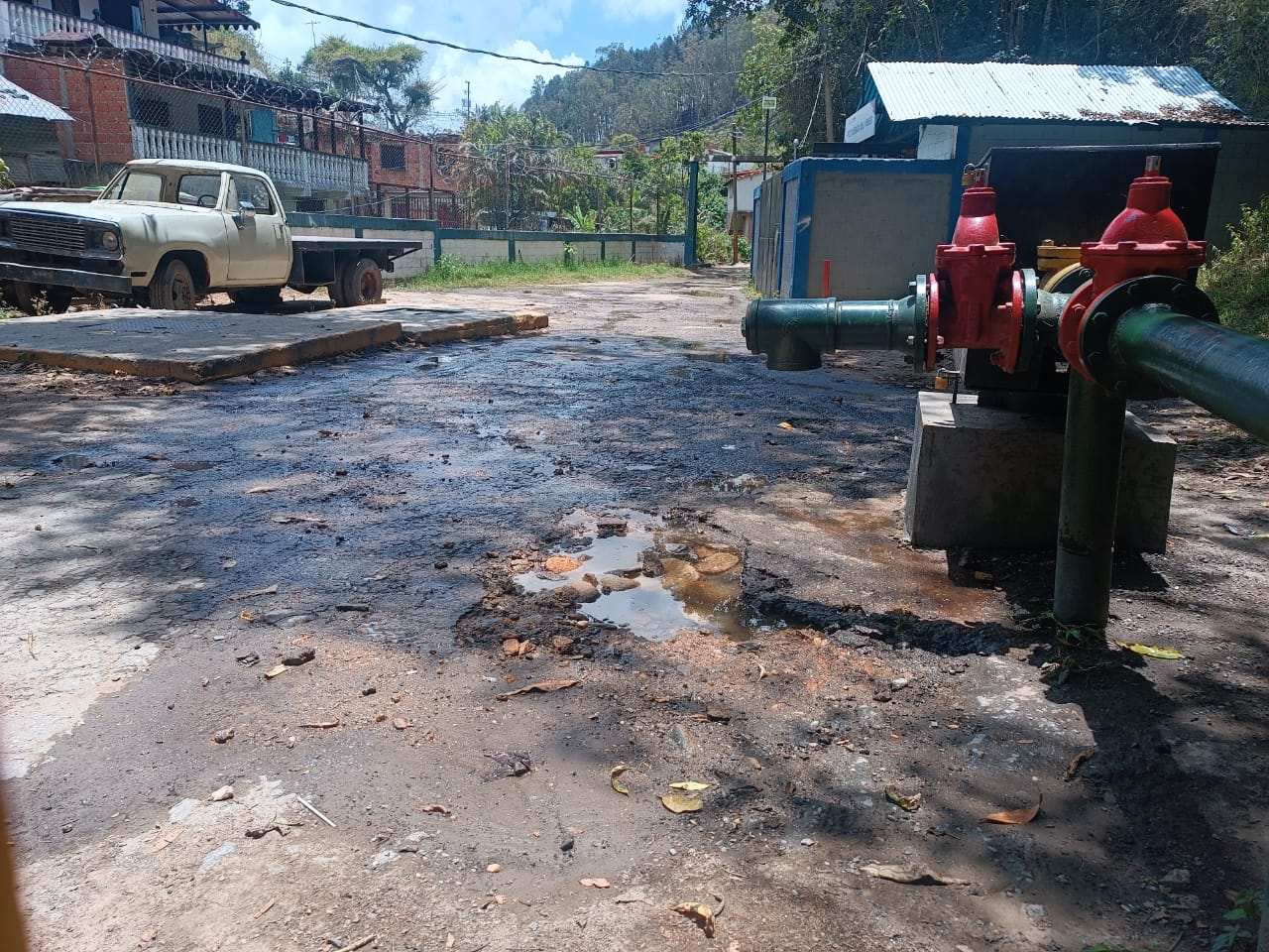 Invasores contaminan aguas del dique de Quebrada la Virgen