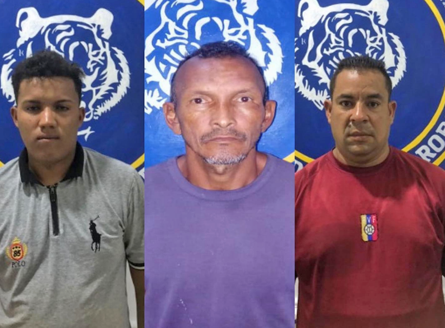 Atrapan a tres sujetos que hurtaban carros