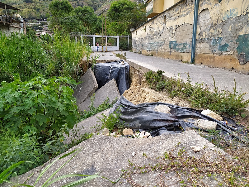 Falla de borde se comió un canal de la Sucre de San Pedro
