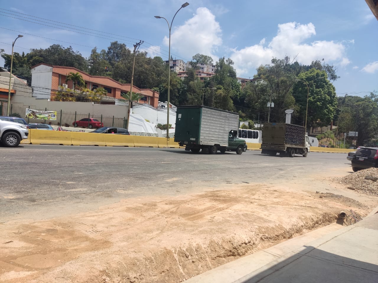 “Vinieron a reparar y dejaron la acera intransitable”