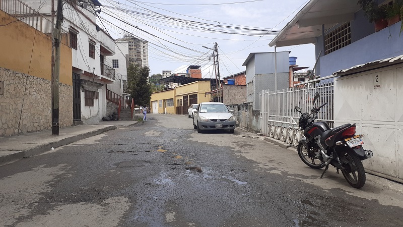 Fuga de aguas blancas dañó la calle Ezequiel Zamora