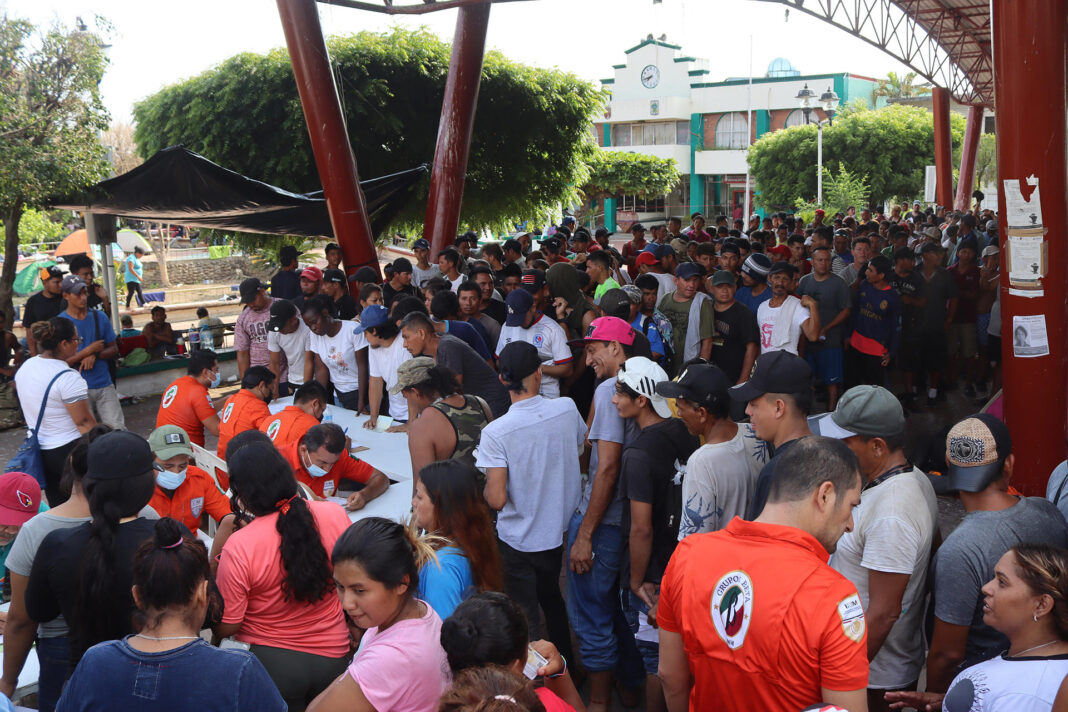 Migrantes derriban vallas en el sur de México para exigir regularización