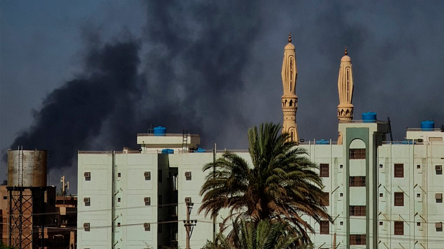 Bombardeos en la capital sudanesa en el segundo mes de conflicto sin atisbo de paz
