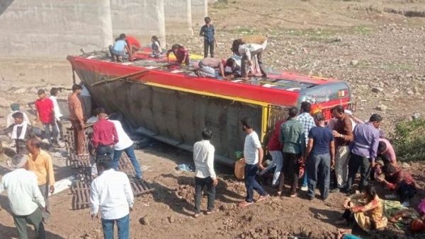 Más de 20 fallecidos por caída de autobús desde un puente en India