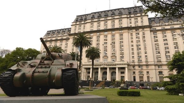 Destituyen a general argentino por apología a terrorismo de Estado