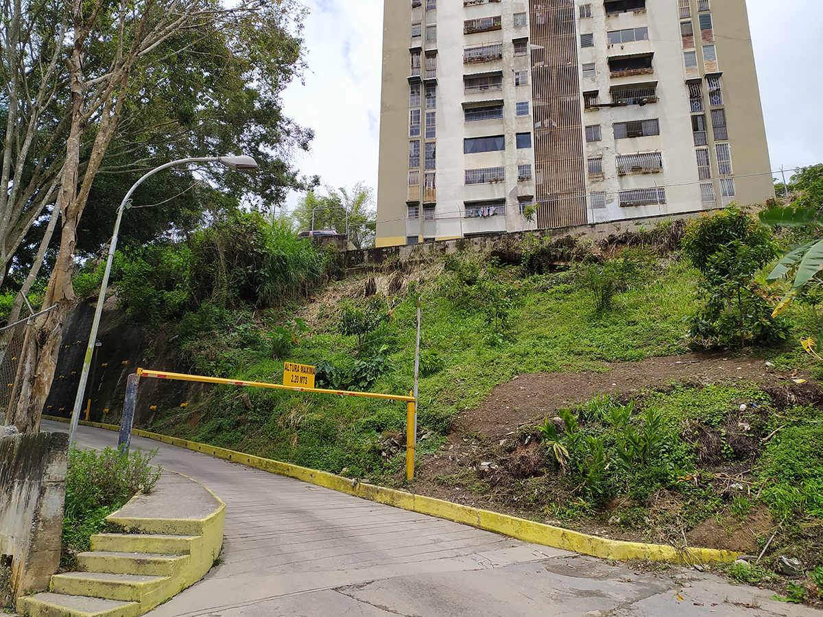 Mala canalización de torrenteras afecta a Residencias Lagunetica