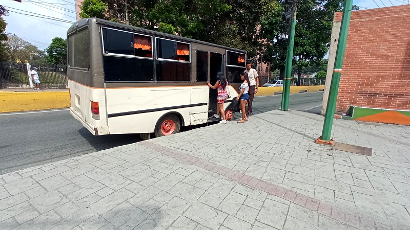 Autobuseros “atravesados” generan caos en el Sorocaima