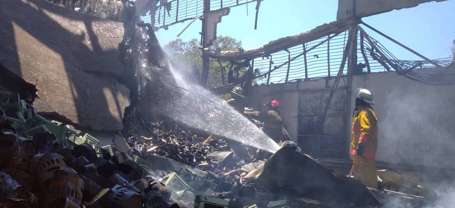 Voraz incendio destruyó galpones de fábrica
