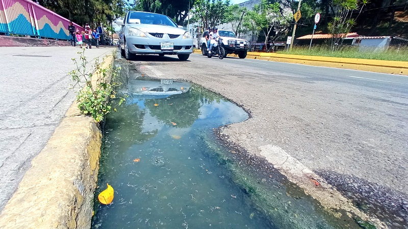 Las aguas negras siguen corriendo por la Bicentenario