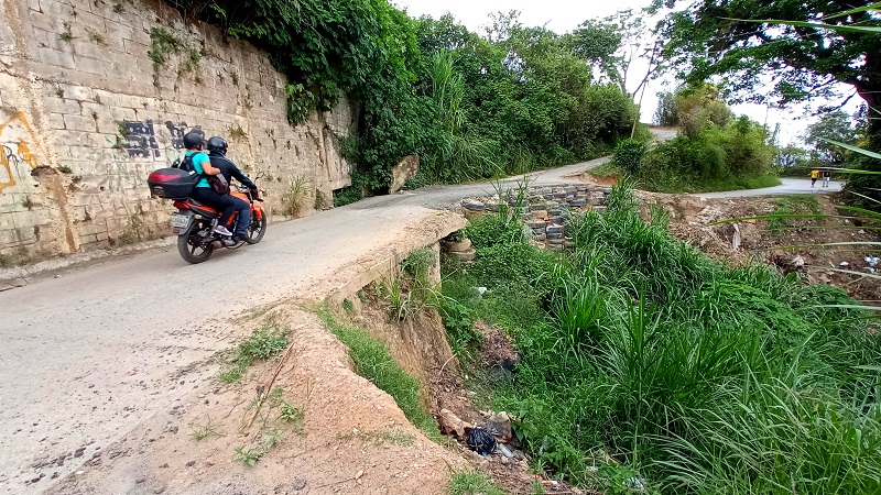 Piden incluir a la calle El Colegio en plan de reparación de vías