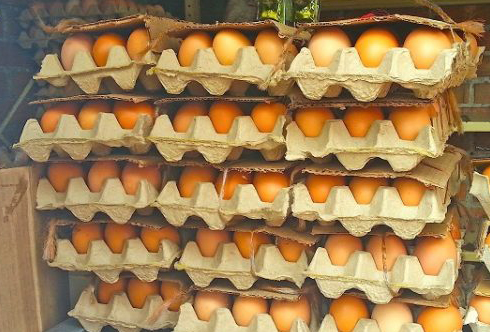Precios de pollo y huevo van en ascenso