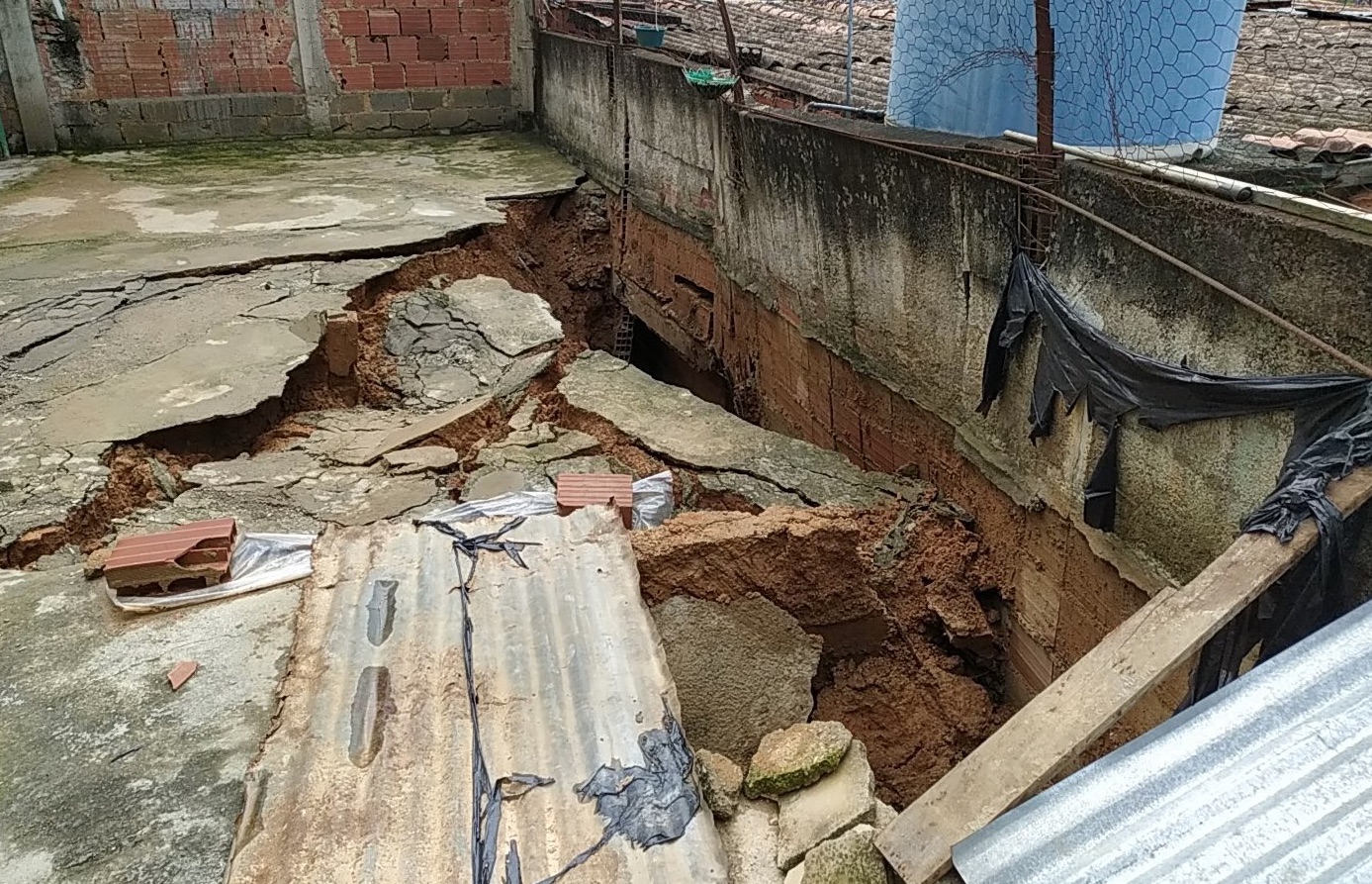 Tres casas a punto de caerse por una tubería rota