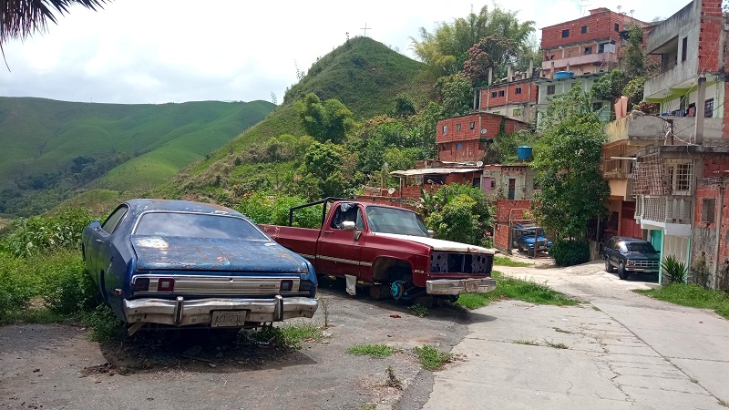 Vehículos abandonados en una vía generan molestias