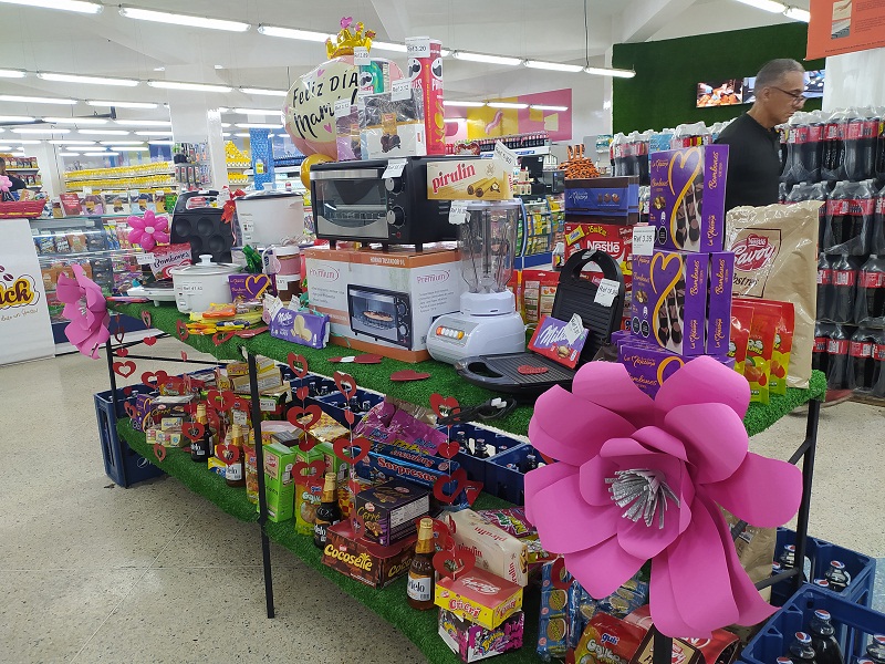 Automercados Express ofrece precios accesibles para consentir a mamá