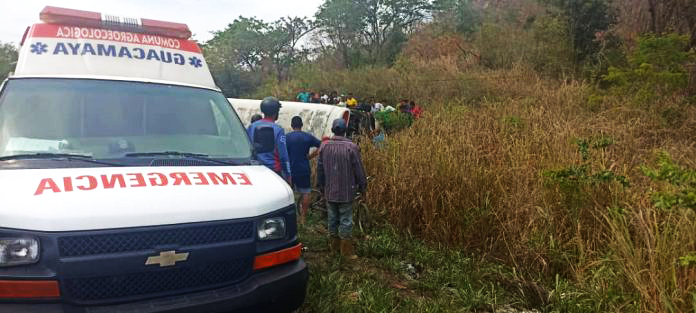 Un muerto y siete heridos tras vuelco de un autobús