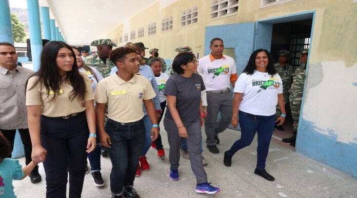 Bricomiles rehabilitan el liceo Pedro Emilio Coll en El Valle