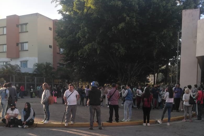 Pacientes madrugan para solicitar cita en el HVS