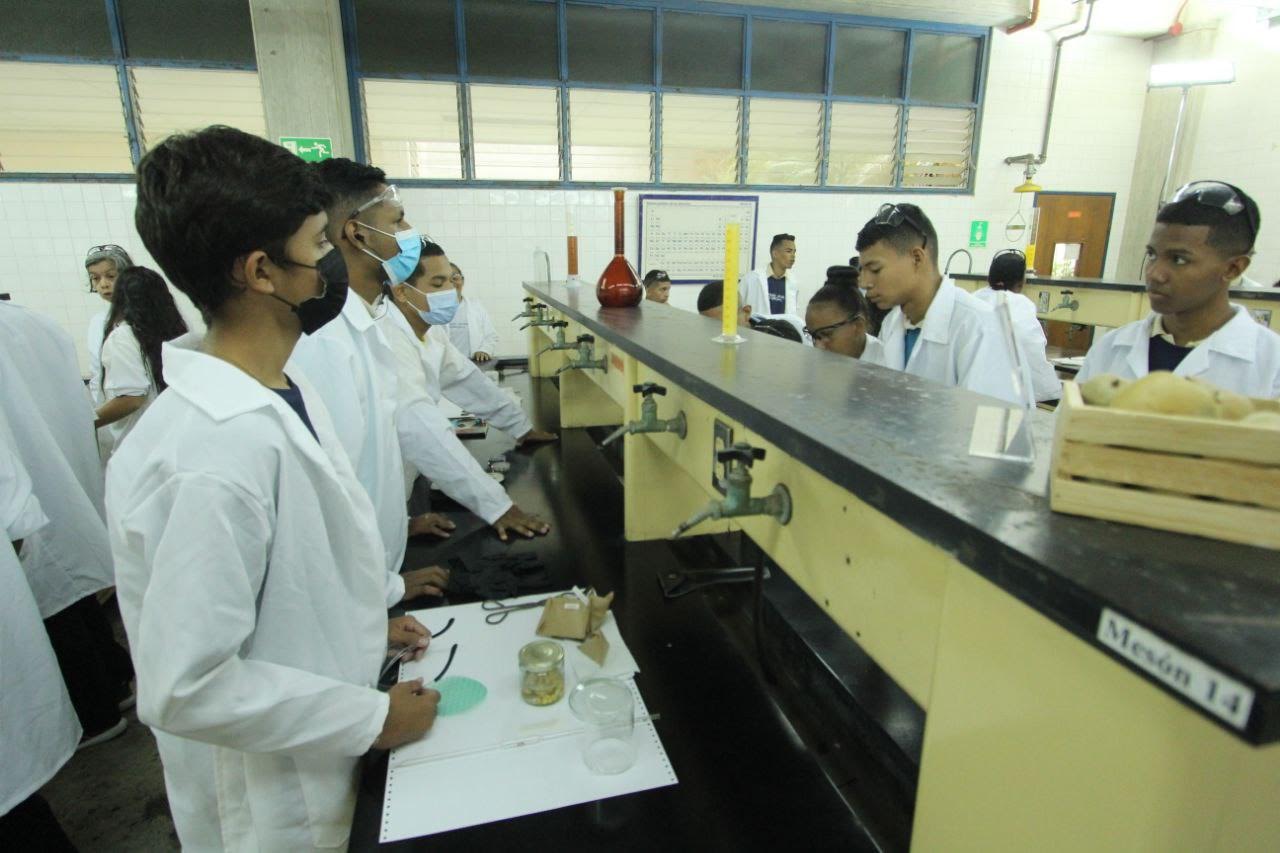 Gobernador llama a reavivar el interés por la ciencia