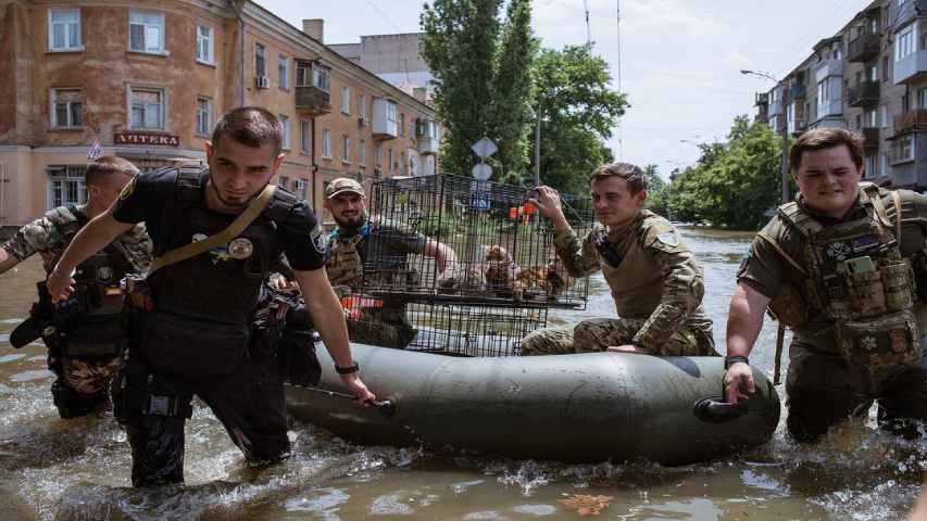 Suben a 17 los muertos en inundaciones en zona rusa de Jersón