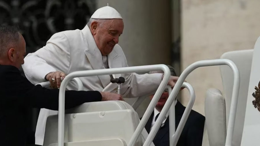 La operación del papa Francisco terminó, “sin complicaciones”