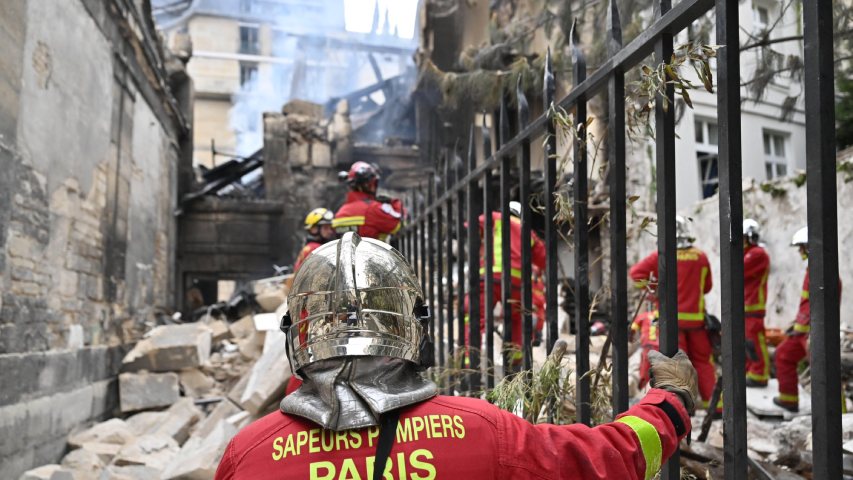 Una persona sigue desaparecida tras el derrumbe de un edificio en París