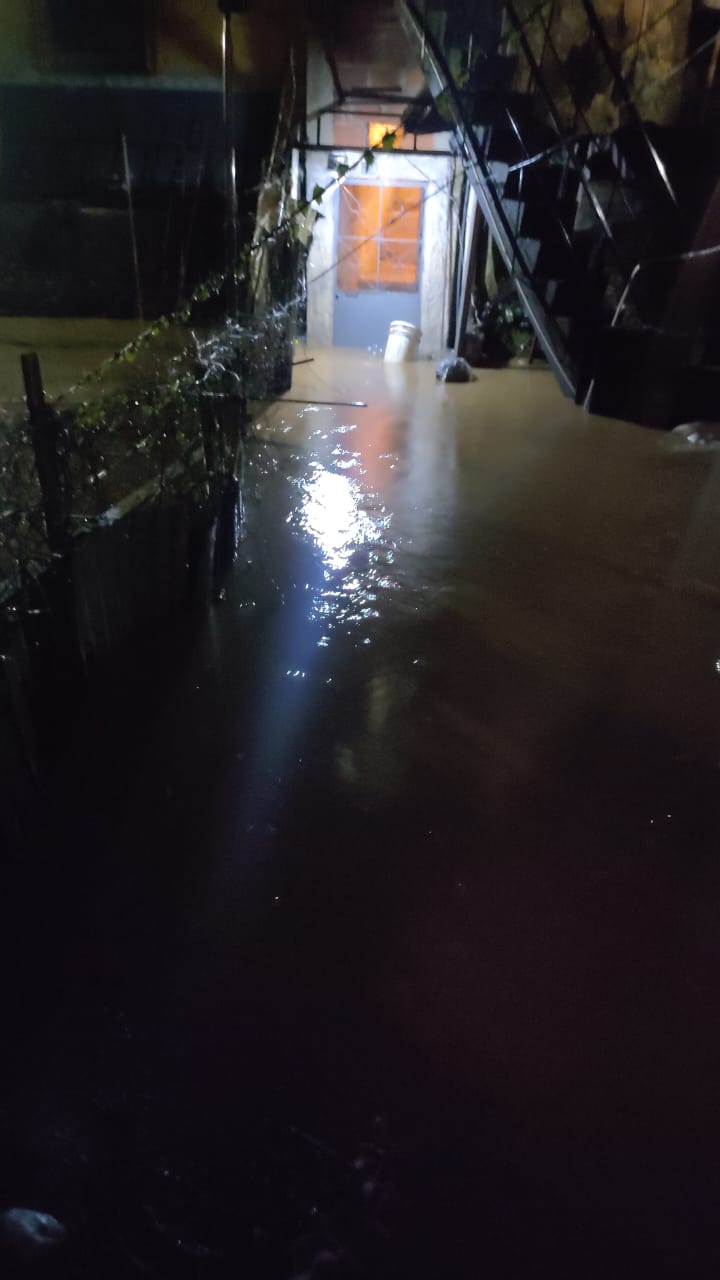 Desborde de quebrada anega siete casas