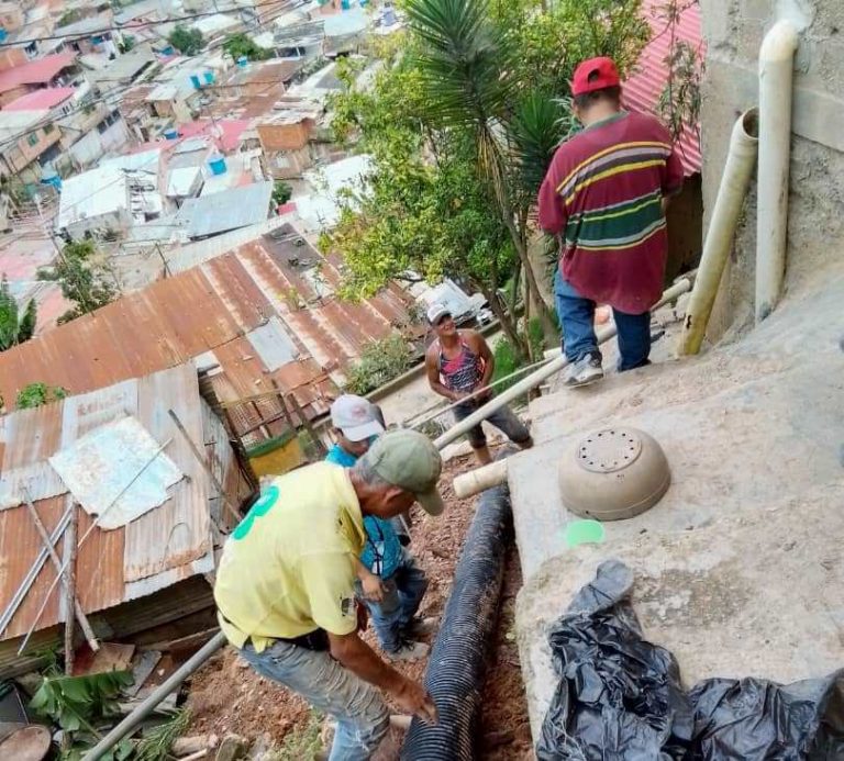 Reparan colector de aguas servidas