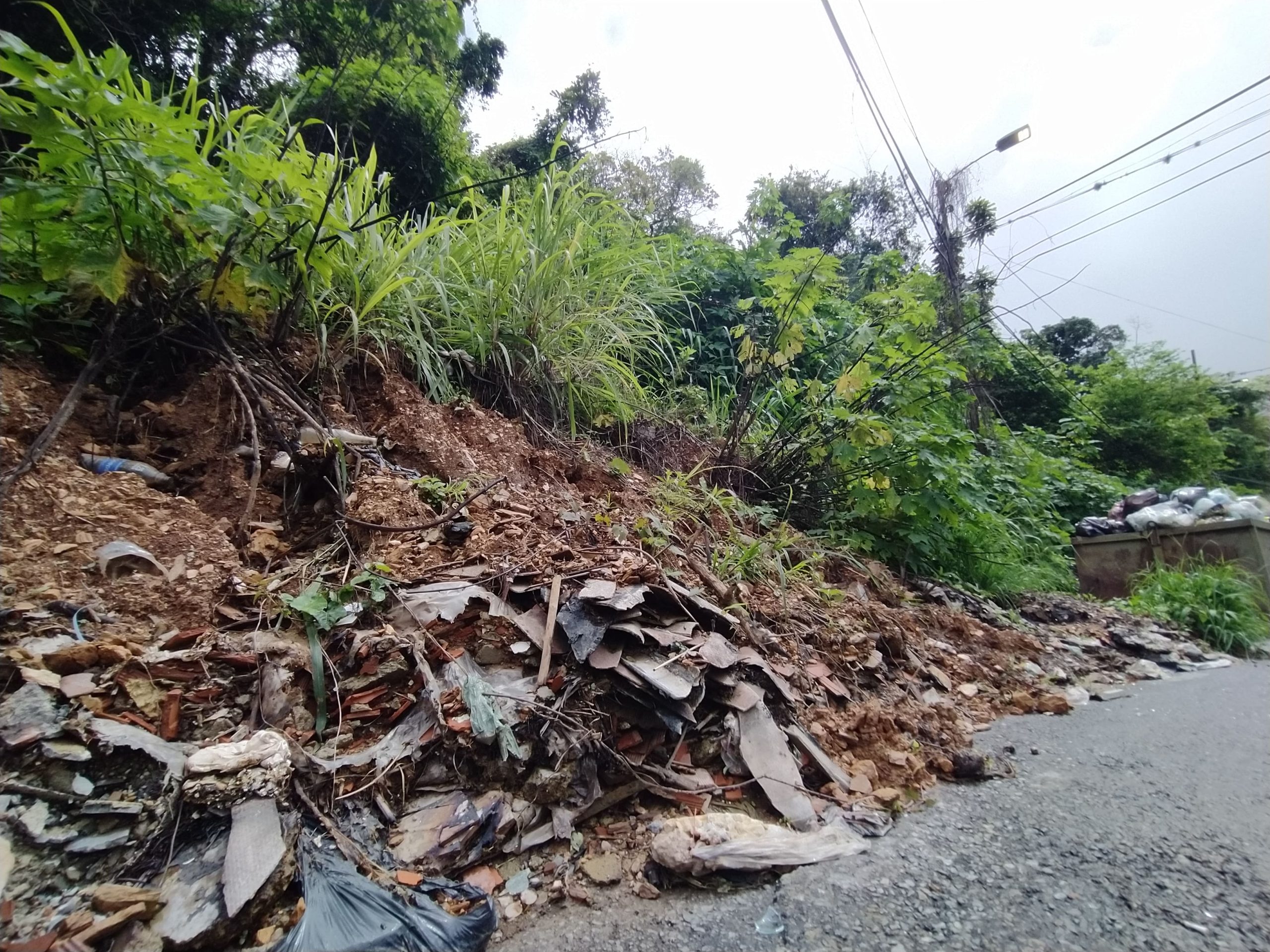 Derrumbes afectan a familias de La Colina