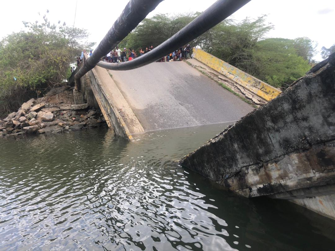 Colapsó el puente de Carenero en Higuerote