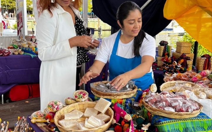 Emprendedores luchan para mantener a flote sus negocios