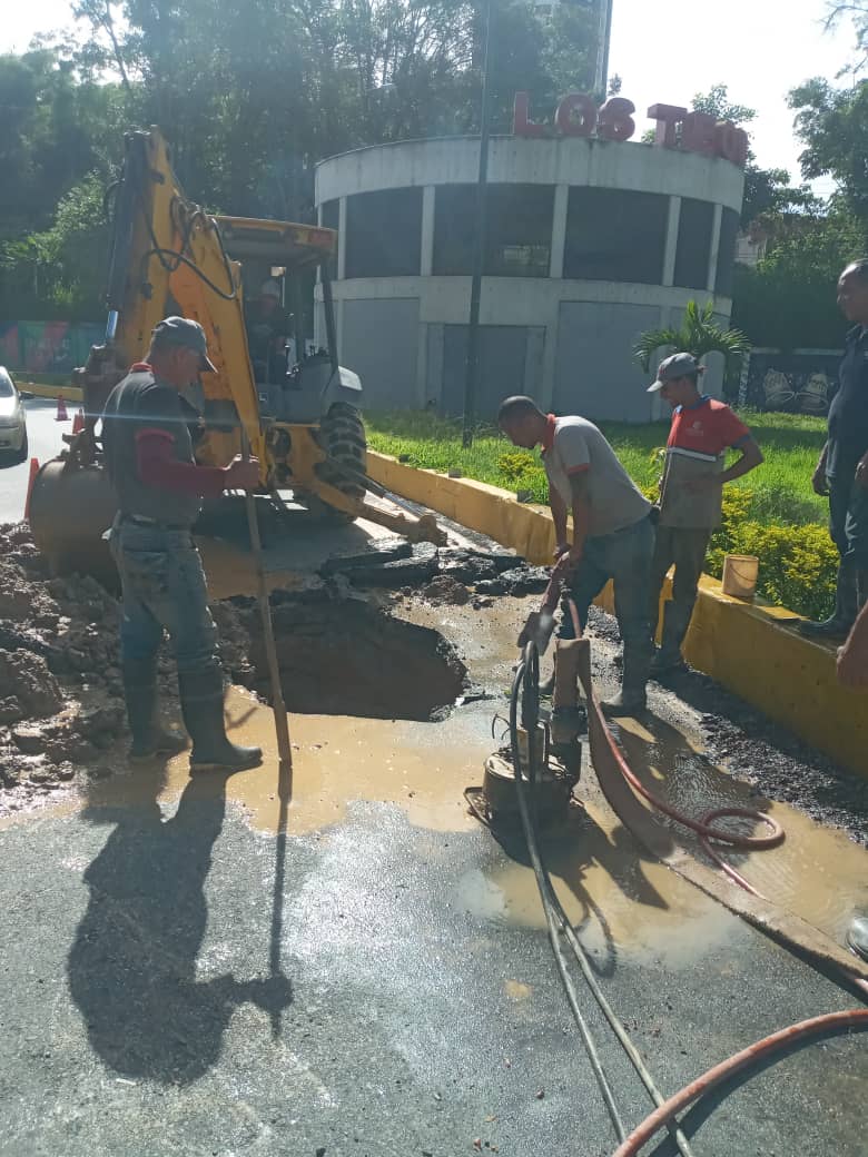 Hidrocapital atiende tubería rota de la redoma de La Matica