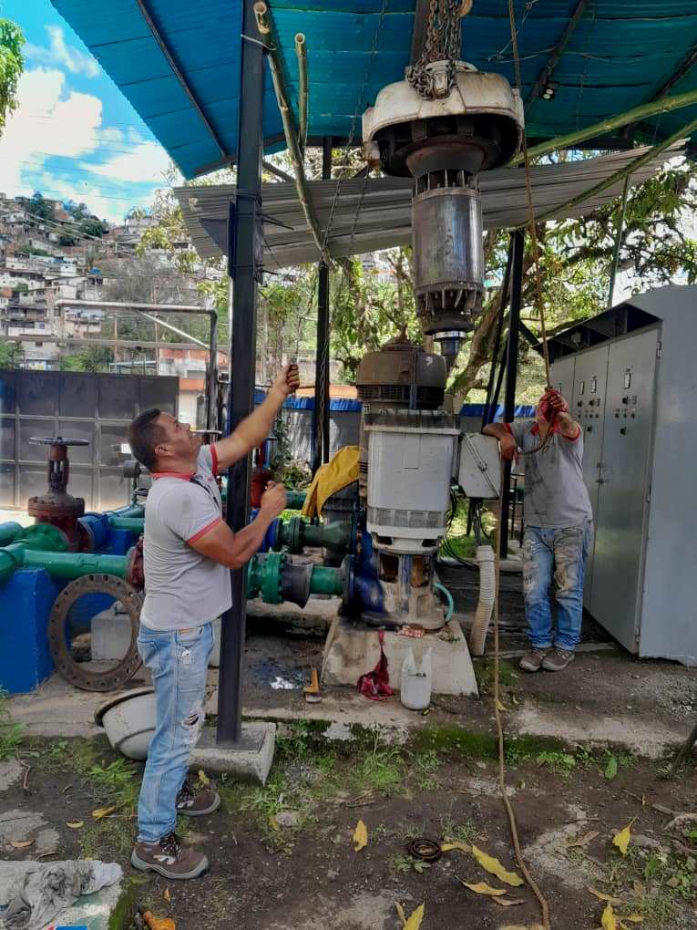 Cambian rolinera del motor en la estación de bombeo en La Matica