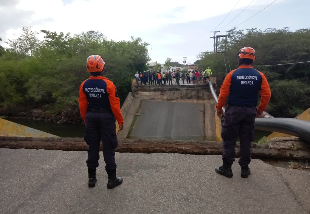 Activan vía alterna tras colapso estructural del puente Guayacán en Higuerote