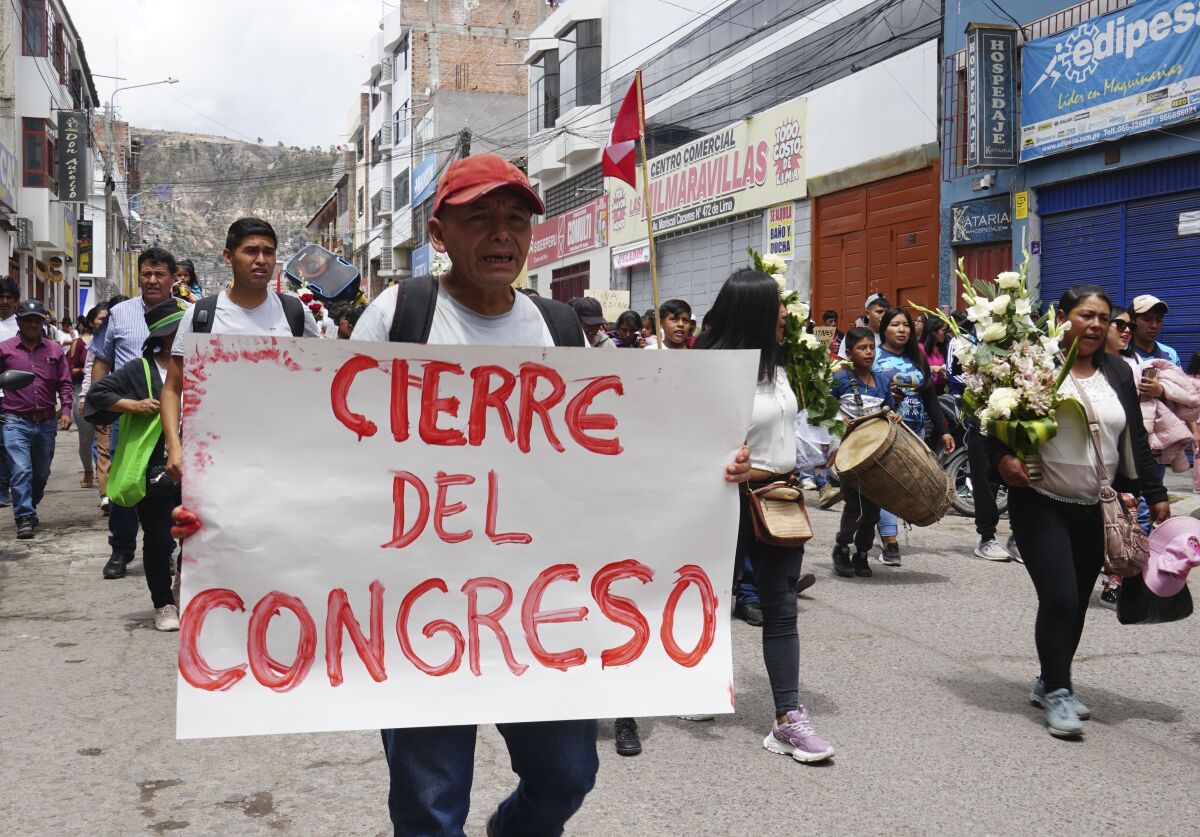 Peruanos protestan en Lima contra el Congreso y Boluarte