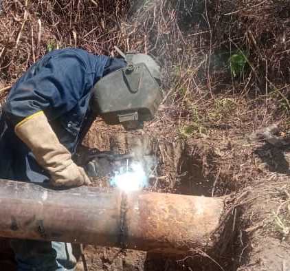 Reparan tubería de agua potable en La Rosaleda