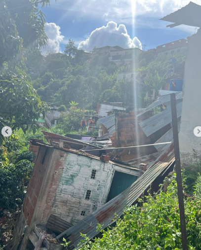 Cinco casas colapsaron por un derrumbe en Los Teques