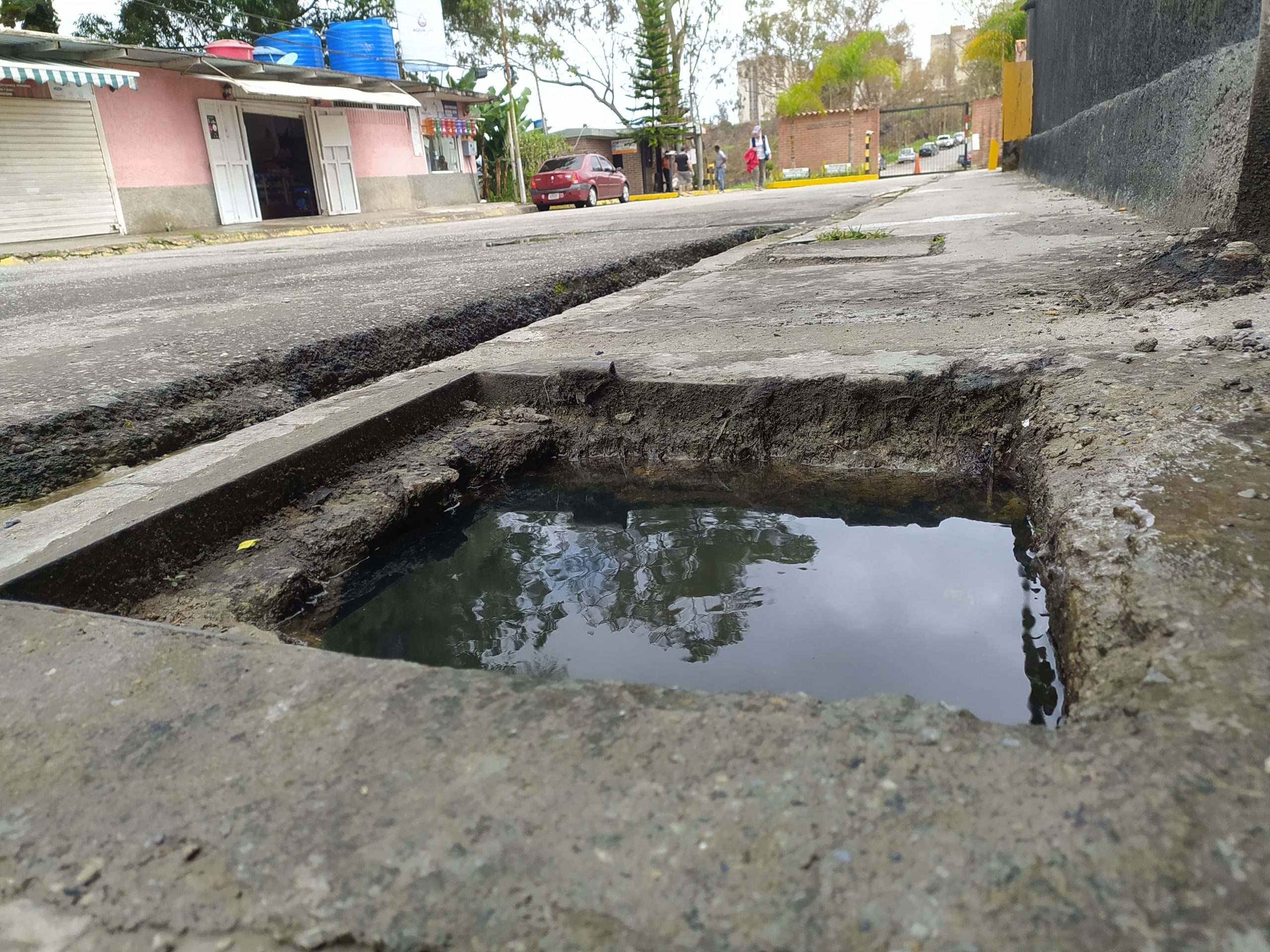 Aguas servidas recorren entrada de urbanización Monte Bello