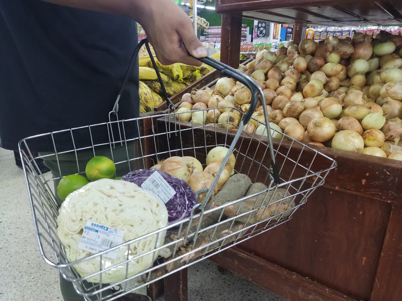 Frutas y verduras se venden a menos de $1 en el Express
