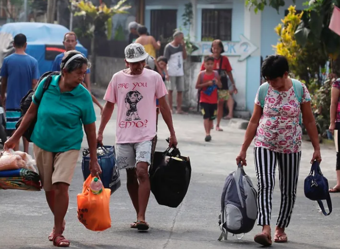 10 mil personas desplazadas por riesgo de erupción en Filipinas