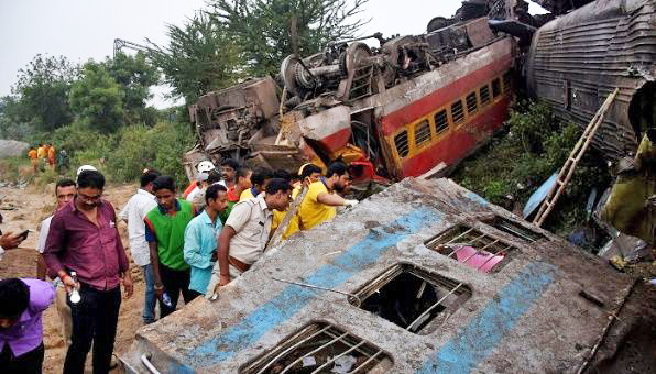 Aumenta a 288 cifra de fallecidos por accidente de tren en la India