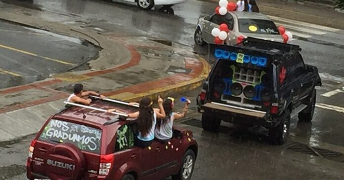 Tradicionales caravanas de graduación no podrán hacerse en Caracas